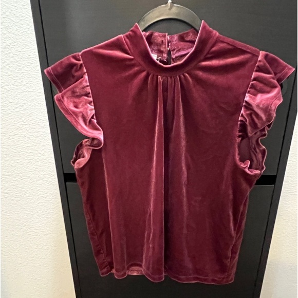 NWOT OLIVE + OAK  Burgundy blouse short  ruffle sleeve. Size: Medium - Picture 1 of 5